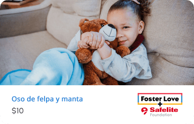 La imagen muestra cómo una donación de $10 ayuda a entregar un osito de peluche y una manta a niños en acogida.